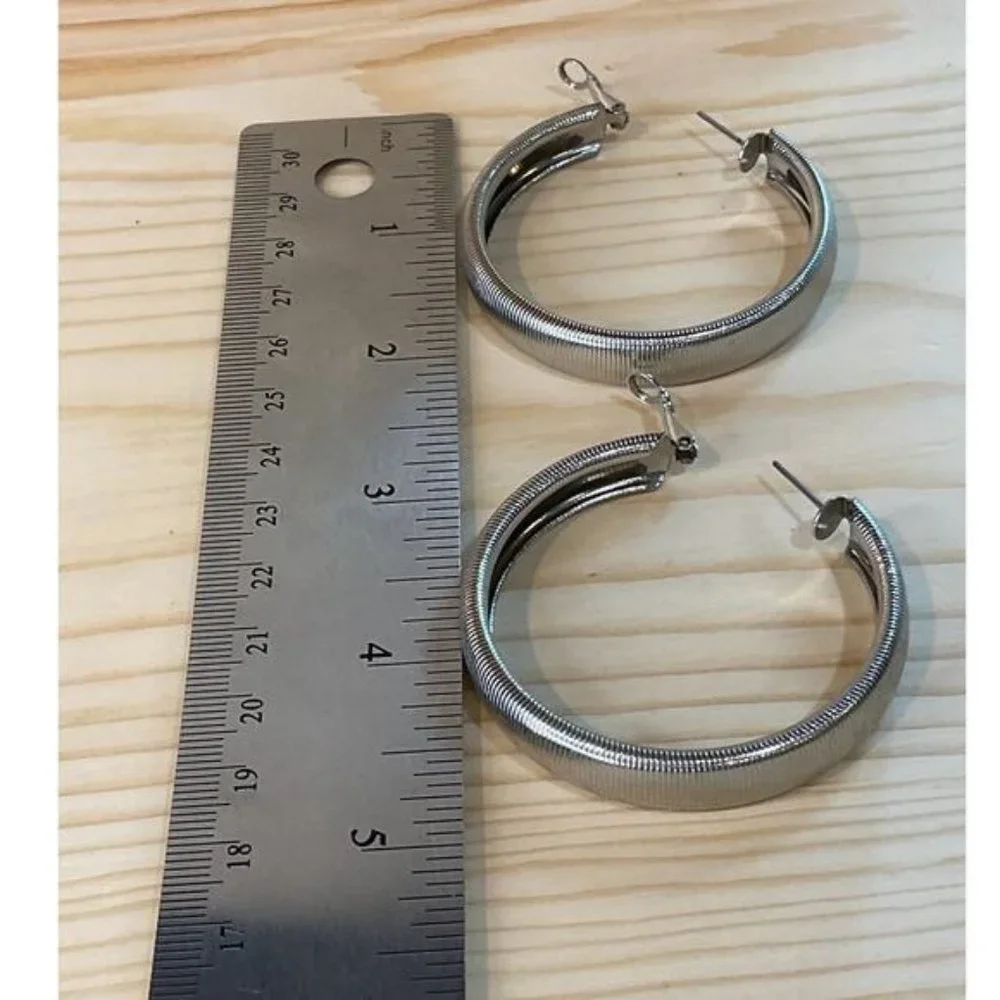 Silver-Tone Metal Hoop Earrings Ribbed Texture Design Simple Versatile Style